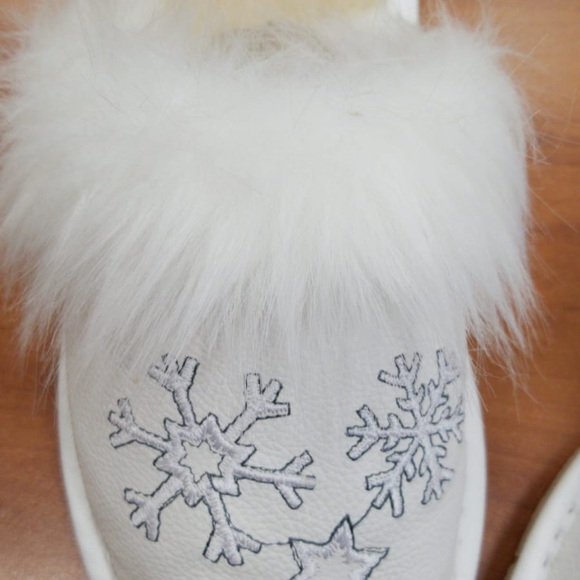 Size 9 Women’s House Slippers - Picture 7 of 8